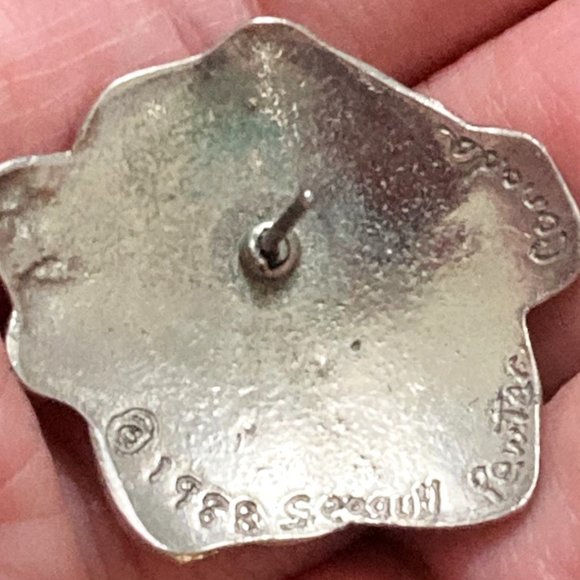 Choose a pair of pretty vintage floral earrings in pewter - signed and dated! - Picture 5 of 5